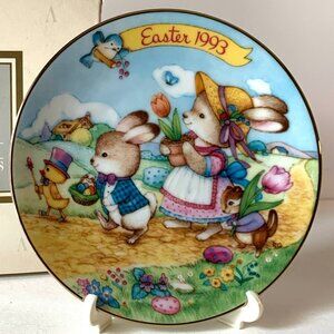 Avon EASTER PARADE Easter 1993 5" Plate Bunnies 22k Gold Trim & Stand NIB
